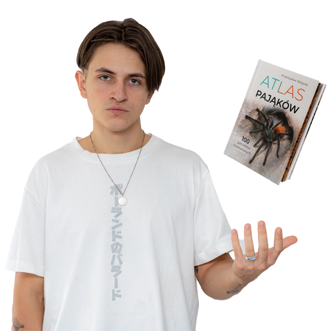 Przemek - założyciel Arachnohobbii z atlasem pająków